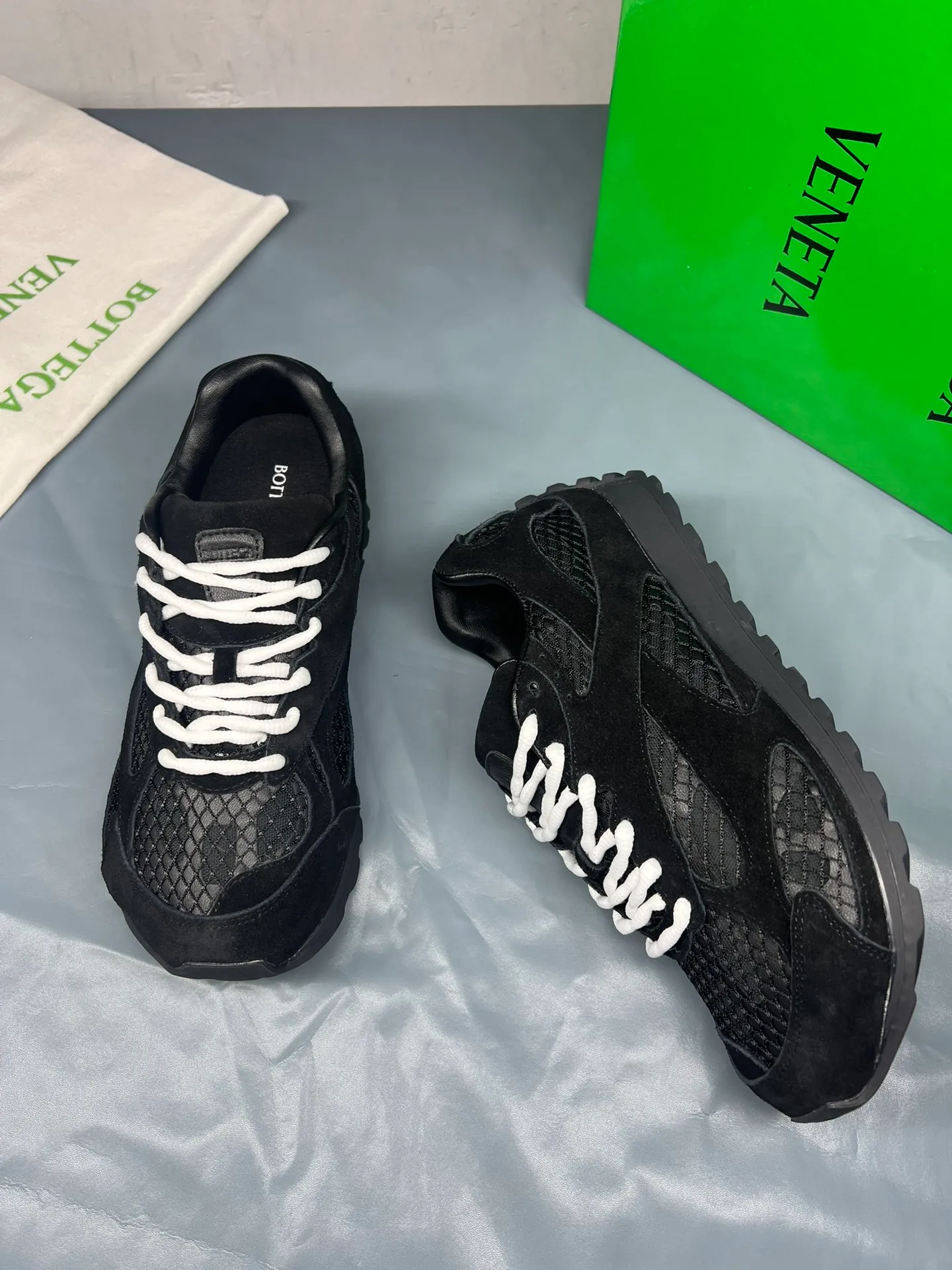 👟👟Ex-factory price 600👟👟 Men's size +10 Real photos 🔥🔥BV Orbit sneakers Wang Yibo's same style couple's dad shoes Runner sneakers, made of lightweight technical mesh fabric. Matched with geometric pattern designed rubber outsole, Wang Zha series high version. Look for the package technology. It is actually a lot taller, but the legs are still slim. Very nice, playable and durable. Matched to the standard💯 Package shoe technology. Look for the high version. The outsole is made of color-blocked TPU outsole. Women's model 35 36 37 38 39 40 41 42 (40 41 42 43 44 45 customized) (Customer logo can be accepted without refund or exchange at a favorable price) Equipped with original packaging